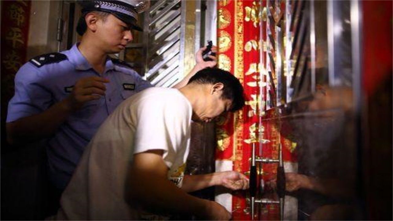 雨樟镇请开锁师傅开了锁后，师傅为什么一般都不进门，就算主人请也不进去？